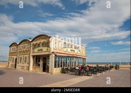 Valencia, Spagna : 2022 novembre 14 : ristoranti sul Paseo de Playa de las Arena nella città di Valencia nel 2022. Foto Stock