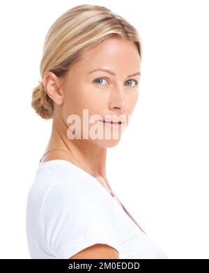 Tornare alle nozioni di base. Studio ritratto di una donna attraente posa su uno sfondo bianco. Foto Stock