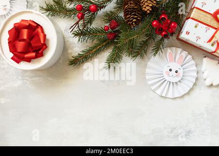 Albero di Natale, scatole di regali e simbolo di anno lunare calendario cinese, anno del coniglio. Auguri buon Natale e buone Feste Capodanno. Foto Stock
