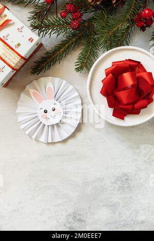 Albero di Natale, scatole di regali e simbolo di anno lunare calendario cinese, anno del coniglio. Auguri buon Natale e buone Feste Capodanno. Foto Stock