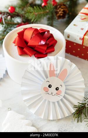 Albero di Natale, scatole di regali e simbolo di anno lunare calendario cinese, anno del coniglio. Auguri buon Natale e buone Feste Capodanno. Foto Stock