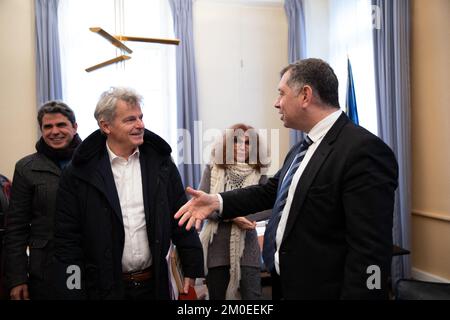 Fabien Roussel, segretario nazionale del Partito comunista francese, visita a Roscoff, Francia il 5 dicembre 2022, come parte della sesta tappa nel Finistère del suo Tour de France. Foto di Vincent Feuray/ABACAPRESS.COM Foto Stock