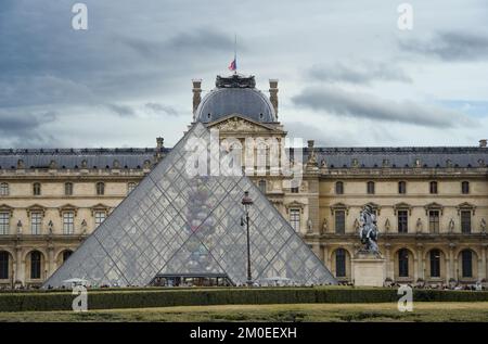 La piramide del Louvre e la facciata del museo del Louvre a Parigi Foto Stock