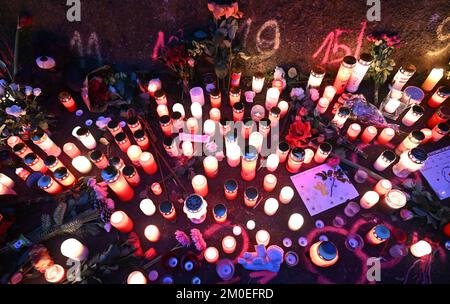 Illerkirchberg, Germania. 06th Dec, 2022. Candele e fiori si trovano in una scena criminale dove due ragazze sono state attaccate da un uomo con un coltello il giorno prima. Credit: Bernd Weißbrod/dpa/Alamy Live News Foto Stock