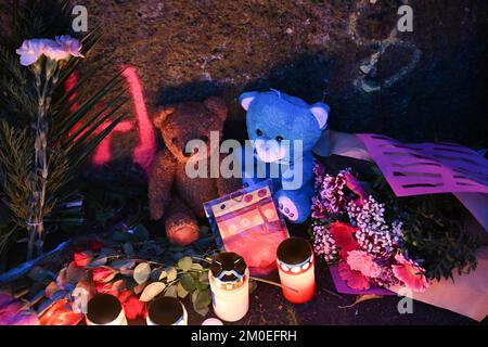 Illerkirchberg, Germania. 06th Dec, 2022. Candele e fiori si trovano in una scena criminale dove due ragazze sono state attaccate da un uomo con un coltello il giorno prima. Credit: Bernd Weißbrod/dpa/Alamy Live News Foto Stock