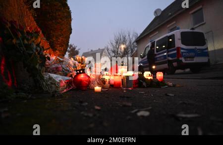 Illerkirchberg, Germania. 06th Dec, 2022. Candele e fiori si trovano in una scena criminale dove due ragazze sono state attaccate da un uomo con un coltello il giorno prima. Credit: Bernd Weißbrod/dpa/Alamy Live News Foto Stock