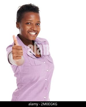 Buon lavoro. Bella e fiduciosa giovane donna africana che ti dà i pollici in su, isolato su bianco - copyspace. Foto Stock