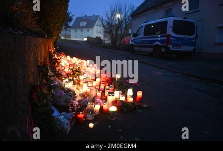 Illerkirchberg, Germania. 06th Dec, 2022. Candele e fiori si trovano in una scena criminale dove due ragazze sono state attaccate da un uomo con un coltello il giorno prima. Un 14-year-old ha ceduto alle sue lesioni serie il lunedì. Credit: Bernd Weißbrod/dpa/Alamy Live News Foto Stock