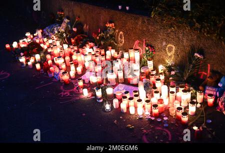 Illerkirchberg, Germania. 06th Dec, 2022. Candele e fiori si trovano in una scena criminale dove due ragazze sono state attaccate da un uomo con un coltello il giorno prima. Un 14-year-old ha ceduto alle sue lesioni serie il lunedì. Credit: Bernd Weißbrod/dpa/Alamy Live News Foto Stock