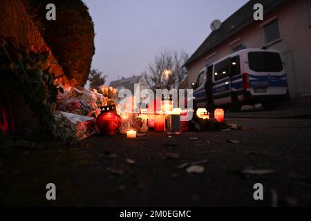 Illerkirchberg, Germania. 06th Dec, 2022. Candele e fiori si trovano in una scena criminale dove due ragazze sono state attaccate da un uomo con un coltello il giorno prima. Credit: Bernd Weißbrod/dpa/Alamy Live News Foto Stock