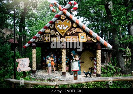 Family Park Neusiedlersee, Austria - 15 agosto 2022.: Hansel e Gretel casa dalla storia dei fratelli grimm Foto Stock