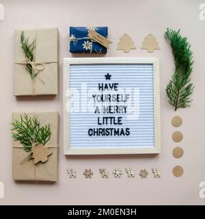 Natale flatlay lettera bordo ortografia si sono un buon Natale piccolo con decorazioni e regali avvolti. Biglietto di Natale, auguri di Natale c Foto Stock