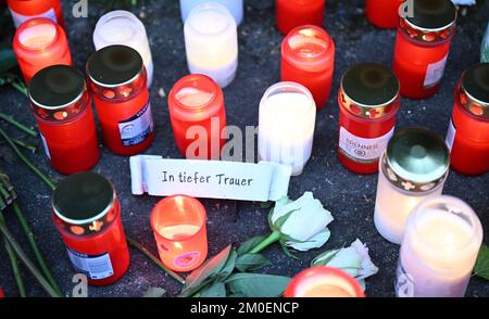 Illerkirchberg, Germania. 06th Dec, 2022. Candele e fiori si trovano in una scena criminale dove due ragazze sono state attaccate da un uomo con un coltello il giorno prima. Un 14-year-old ha ceduto alle sue lesioni serie il lunedì. Credit: Bernd Weißbrod/dpa/Alamy Live News Foto Stock