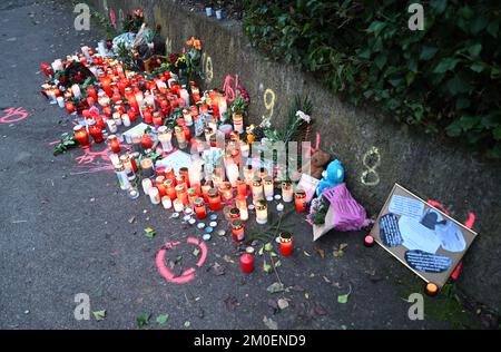 Illerkirchberg, Germania. 06th Dec, 2022. Candele e fiori si trovano in una scena criminale dove due ragazze sono state attaccate da un uomo con un coltello il giorno prima. Un 14-year-old ha ceduto alle sue lesioni serie il lunedì. Credit: Bernd Weißbrod/dpa/Alamy Live News Foto Stock