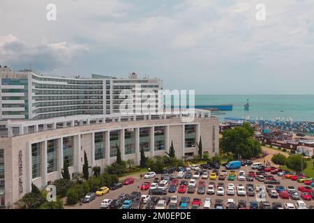 Adler, Sochi, Russia - 7 luglio 2022: Hotel e parcheggio auto sul Mar Nero Foto Stock