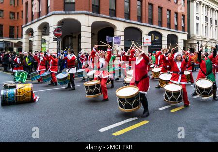 Liverpool 2022, batteristi di Santa Dash Foto Stock