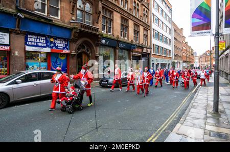 Liverpool 2022, batteristi di Santa Dash Foto Stock