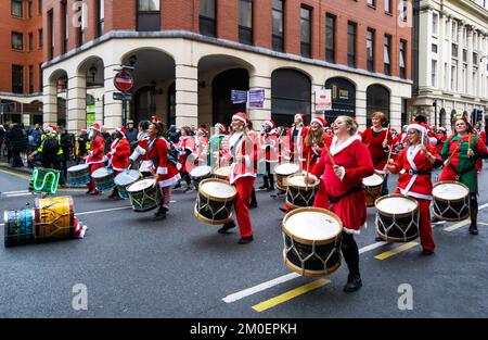 Liverpool 2022, batteristi di Santa Dash Foto Stock