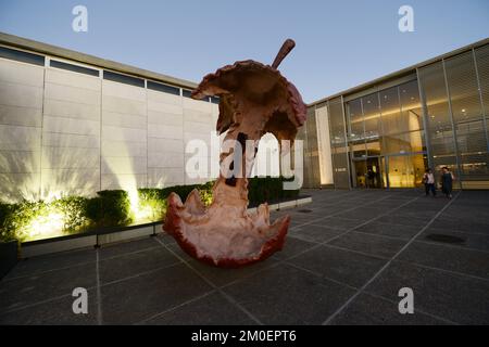 The Apple Core, una scultura di pop art realizzata nel 1992 da Claes Oldenburg e Coosje van Bruggen al museo israeliano di Gerusalemme, Israele. Foto Stock