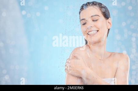 Bellezza, cura della pelle e gocce d'acqua in doccia con una donna lavaggio con sapone, cosmetici o prodotti dermatologici per una pelle pulita, morbida e sana con bagliore Foto Stock