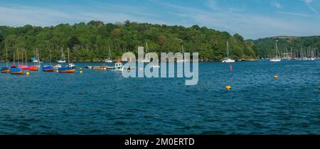 22nd luglio 2021 - Fowey, Regno Unito: La vista da una gita in barca intorno al porto di Fowey, Cornovaglia con abbondanza di attività sull'acqua. Foto Stock