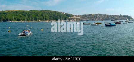 22nd luglio 2021 - Fowey, Regno Unito: La vista da una gita in barca intorno al porto di Fowey, Cornovaglia con abbondanza di attività sull'acqua. Foto Stock