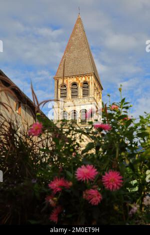 Primo piano sul lato est della chiesa abbaziale di Saint Philibert a Tournus, Borgogna, Francia, con la sua facciata esterna romana e la torre Foto Stock