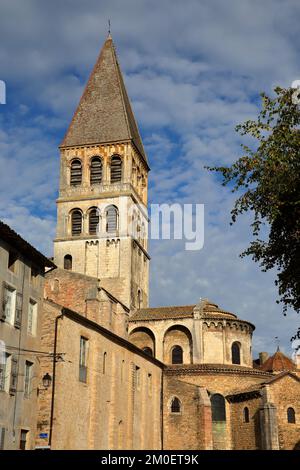 Primo piano sul lato est della chiesa abbaziale di Saint Philibert a Tournus, Borgogna, Francia, con la sua facciata esterna romana e la torre Foto Stock