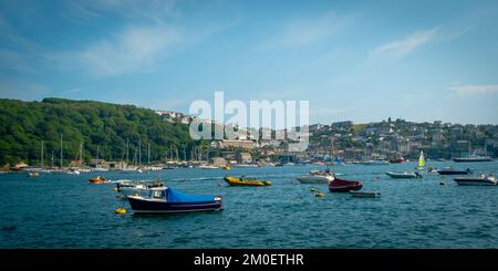 22nd luglio 2021 - Fowey, Regno Unito: La vista da una gita in barca intorno al porto di Fowey, Cornovaglia., Polruan in lontananza. Foto Stock