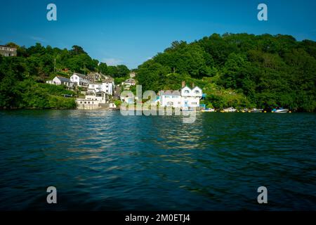 22nd luglio 2021 - Fowey, Regno Unito: La vista da una gita in barca intorno al porto di Fowey, Cornovaglia guardando il villaggio Bodinnick e traghetto. Foto Stock