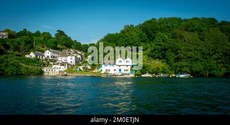 22nd luglio 2021 - Fowey, Regno Unito: La vista da una gita in barca intorno al porto di Fowey, Cornovaglia guardando il villaggio Bodinnick e traghetto. Foto Stock