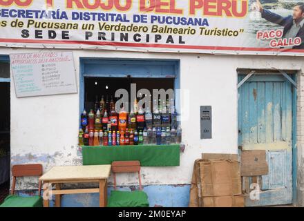 Un bar-caffetteria propone bevande analcoliche, tra cui l'Inca Kola e l'acqua minerale peruviana di San Mateo. Pucusana, Lima, Perù. Foto Stock