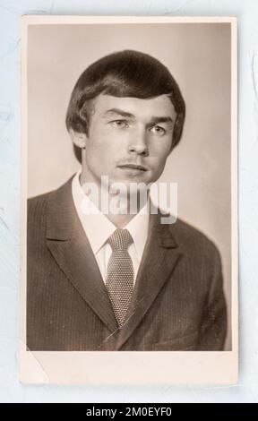 URSS - circa 1970s: studio ritratto di un bel giovane. Concept vecchio album fotografico. Foto Stock