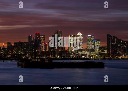 Coal Harbour con piccolo traghetto adornato con la bandiera di Maple Leaf, Vancouver, BC, Canada Foto Stock