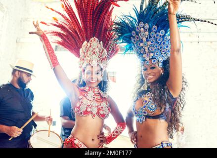 Carnevale, festa di danza e le donne in un festival di festa, spettacolo di salsa e cultura evento a Rio de Janeiro, Brasile. Festival di musica, ballo Foto Stock
