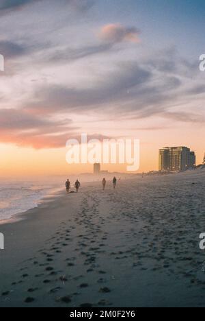 Un tramonto da sogno sulla spiaggia a Bloubergstrand, Città del Capo Foto Stock