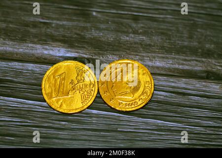 Moneta euro al cioccolato raffigura re Alberto II e un monogramma a capitale Sotto una corona tra 12 stelle simbolo 2009 e la mappa europea Belgium Belgi Foto Stock