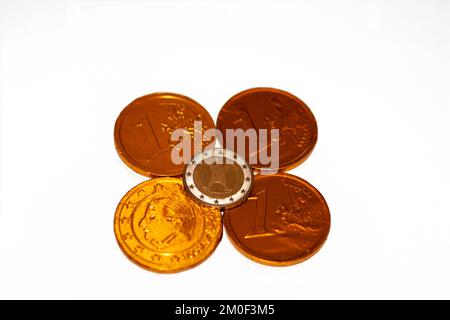 Moneta euro al cioccolato raffigura re Alberto II e un monogramma a capitale Sotto una corona tra 12 stelle simbolo 2009 e la mappa europea Belgium Belgi Foto Stock