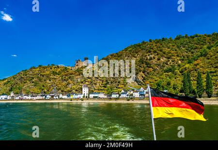 Castello di Katz e Sankt Goarshausen visti da una barca da crociera sul Reno con una bandiera tedesca Foto Stock