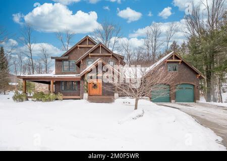 Una casa personalizzata in montagna. Facciata esterna. Foto Stock