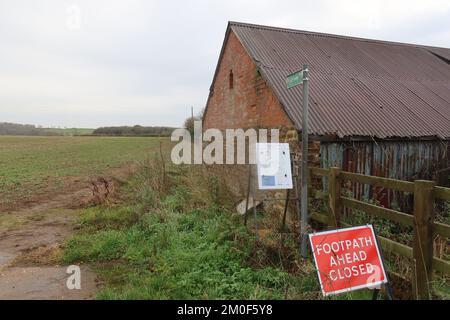 Cartello di chiusura percorso pedonale Chipping Warden. HS2 ore di foto del sito di costruzione della rete ferroviaria ad alta velocità al mattino. Northamptonshire. Inghilterra. Foto Stock