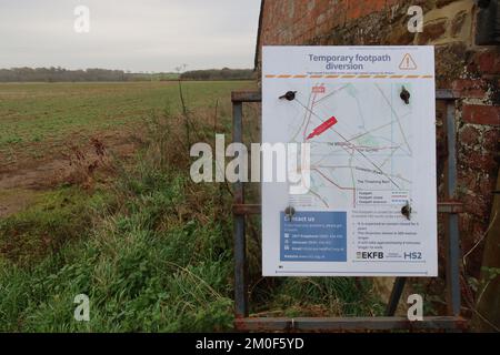 Cartello di chiusura percorso pedonale Chipping Warden. HS2 ore di foto del sito di costruzione della rete ferroviaria ad alta velocità al mattino. Northamptonshire. Inghilterra. Foto Stock