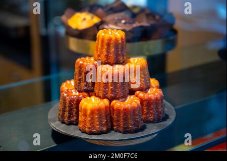 Dolce francese baba au rhum in mostra nella panetteria francese, Lione, Francia Foto Stock