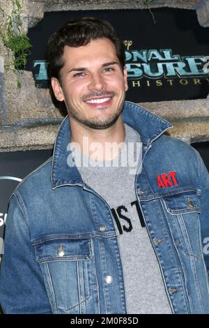 LOS ANGELES - DEC 5: Gleb Savchenko al National Treasure - Edge of History Disney+ Original Series Red Carpet Event al Teatro El Capitan il 5 dicembre 2022 a Los Angeles, CA Foto Stock