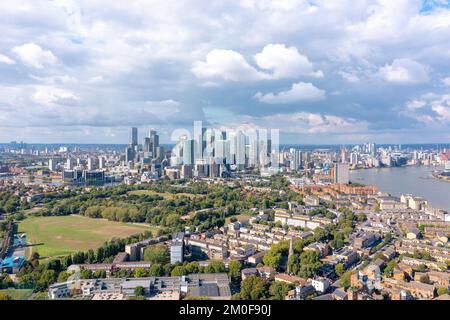 Londra, la città sulla riva del fiume, con edifici residenziali, aree verdi e grattacieli moderni, vista aerea. Foto Stock