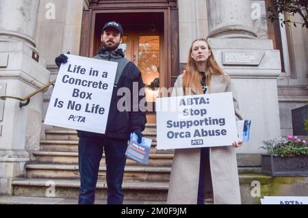 Londra, Regno Unito. 6th dicembre 2022. Gli attivisti DI PETA hanno organizzato una protesta al di fuori dell’Istituto degli ingegneri meccanici, dove ABTA ha tenuto una conferenza, chiedendo all’associazione di viaggio di smettere di sostenere i parchi marini che tengono in cattività balene e delfini e di aggiungere tali attrazioni alla loro lista delle “pratiche inaccettabili”. Credit: Vuk Valcic/Alamy Live News Foto Stock