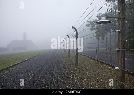 Recinto del campo ricostruito con crematorio nella nebbia nel campo di concentramento di Buchenwald, oggi memoriale del campo di concentramento, Germania, Thueringen, Foto Stock