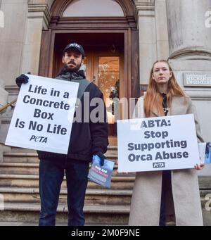 Londra, Regno Unito. 6th dicembre 2022. Gli attivisti DI PETA hanno organizzato una protesta al di fuori dell’Istituto degli ingegneri meccanici, dove ABTA ha tenuto una conferenza, chiedendo all’associazione di viaggio di smettere di sostenere i parchi marini che tengono in cattività balene e delfini e di aggiungere tali attrazioni alla loro lista delle “pratiche inaccettabili”. Credit: Vuk Valcic/Alamy Live News Foto Stock