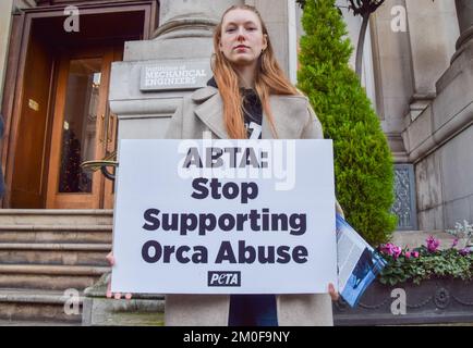 Londra, Regno Unito. 6th dicembre 2022. Gli attivisti DI PETA hanno organizzato una protesta al di fuori dell’Istituto degli ingegneri meccanici, dove ABTA ha tenuto una conferenza, chiedendo all’associazione di viaggio di smettere di sostenere i parchi marini che tengono in cattività balene e delfini e di aggiungere tali attrazioni alla loro lista delle “pratiche inaccettabili”. Credit: Vuk Valcic/Alamy Live News Foto Stock