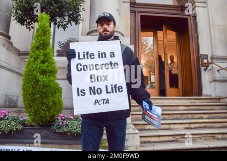 Londra, Regno Unito. 6th dicembre 2022. Gli attivisti DI PETA hanno organizzato una protesta al di fuori dell’Istituto degli ingegneri meccanici, dove ABTA ha tenuto una conferenza, chiedendo all’associazione di viaggio di smettere di sostenere i parchi marini che tengono in cattività balene e delfini e di aggiungere tali attrazioni alla loro lista delle “pratiche inaccettabili”. Credit: Vuk Valcic/Alamy Live News Foto Stock